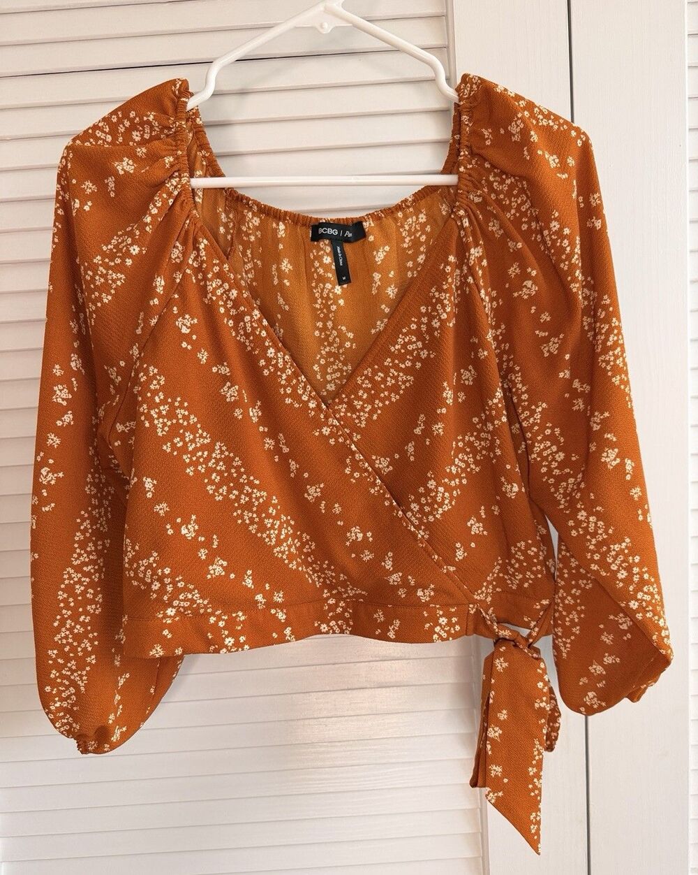 BCBG Paris Med Rust Floral Faux Wrap Blouse Boho Cottagecore Tie Waist Crop Top
